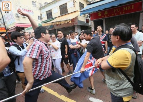 不能忍！香港民众怒了 痛打拿港英旗