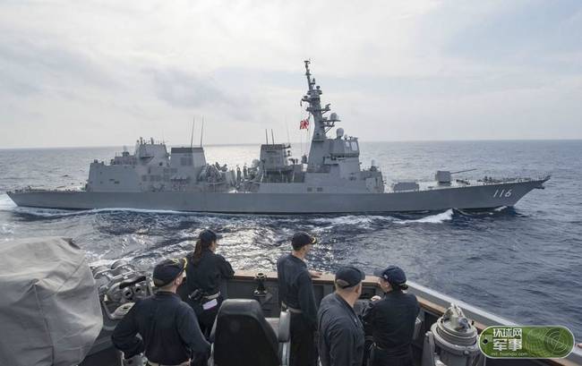 【环球网军事综合报道】据美国太平洋司令部发布的最新图片显示，2017年3月17日，日本海上自卫队DD116照月号驱逐舰和美国的DDG112迈克尔墨菲号在南海汇合。日本海上自卫队的DD116照月号是2013年才服役的秋月级驱逐舰二号舰。而美国的DDG112迈克尔墨菲号则服役于2012年，属于最先进的阿利伯克FighteIIA构型驱逐舰。