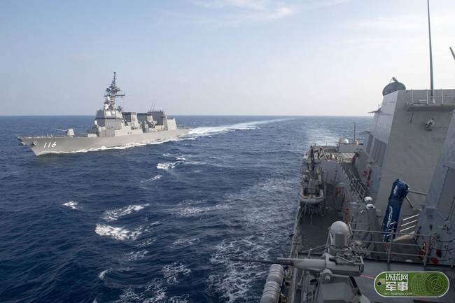 【环球网军事综合报道】据美国太平洋司令部发布的最新图片显示，2017年3月17日，日本海上自卫队DD116照月号驱逐舰和美国的DDG112迈克尔墨菲号在南海汇合。日本海上自卫队的DD116照月号是2013年才服役的秋月级驱逐舰二号舰。而美国的DDG112迈克尔墨菲号则服役于2012年，属于最先进的阿利伯克FighteIIA构型驱逐舰。