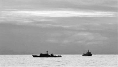 中国两艘海监船在黄岩岛海域护卫我方渔船。菲律宾军方拍摄的中国渔船照片。本组图片均据环球时报