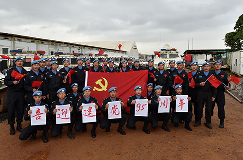 蒙罗维亚时间6月29日，中国第四支驻利比里亚维和警察防暴队高起党旗、国旗，喜迎建党九十五周岁生日，表达对党的忠诚与祝福。（李金良摄）