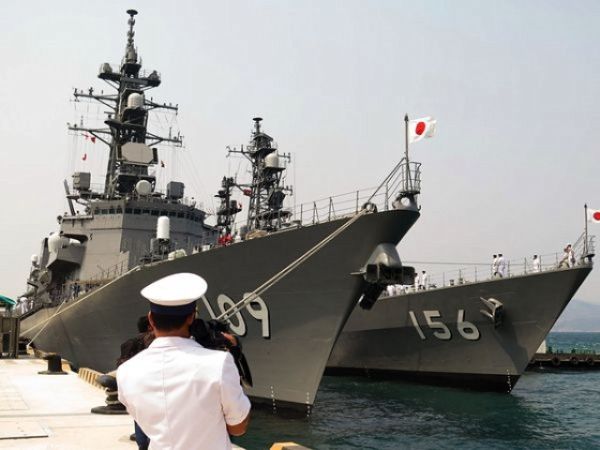 日本海上自卫队2艘导弹护卫舰驶抵越南金兰湾。