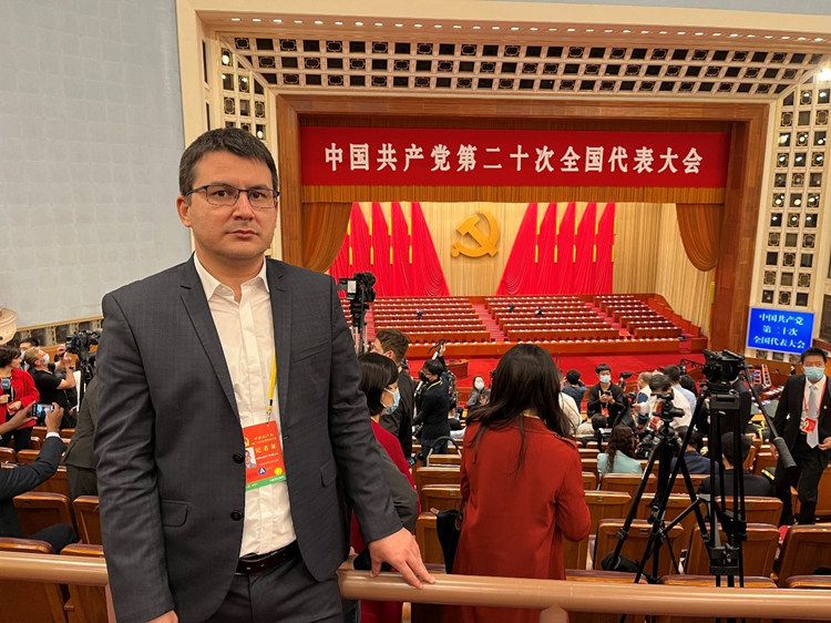 乌兹别克斯坦《人民言论报》副总编辑鲁斯兰·肯扎耶夫参加报道中国共产党第二十次全国代表大会。会前肯扎耶夫在人民大会堂内留影。受访者供图
