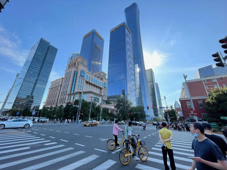 乌兹别克斯坦《人民言论报》副总编辑鲁斯兰·肯扎耶夫镜头下的北京东三环。受访者供图