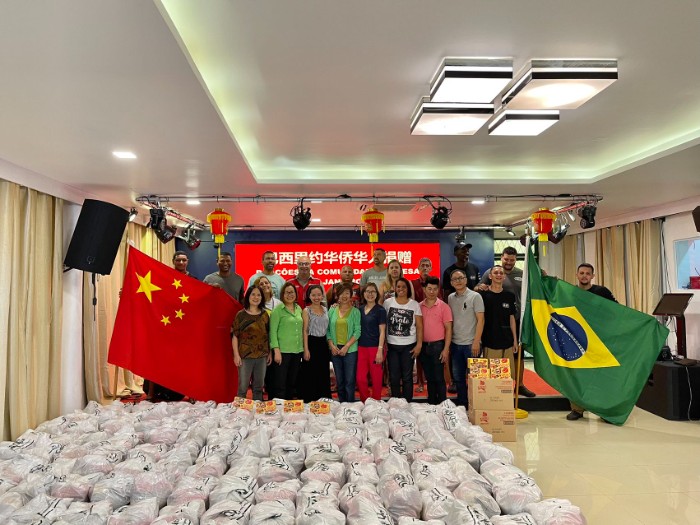 活动组织者与巴西21家福利院代表在捐助活动现场。里约华人社区供图